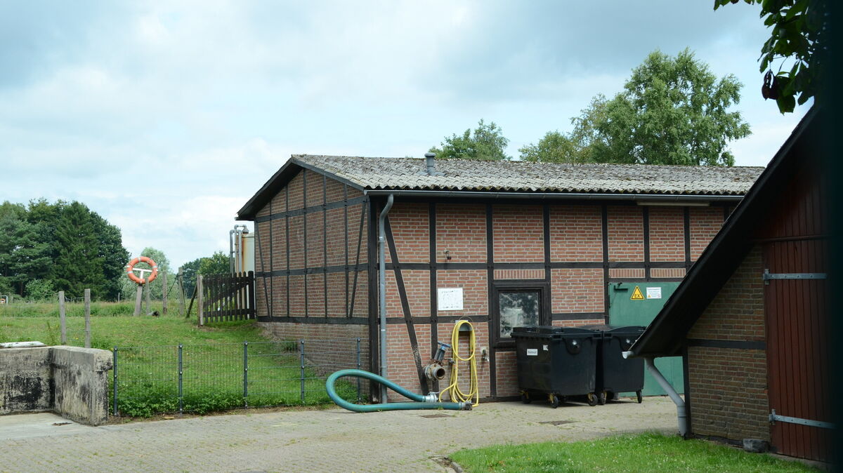 Das Gelände der Lamstedter Teichkläranlage am Jochensweg. Das Werk ist in die Jahre gekommen und gilt trotz Betriebsgenehmigung bis 2040 als sanierungsbedürftig. Die Kommune will in einer Machbarkeitsstudie Alternativen prüfen lassen. Fotos: Rohde