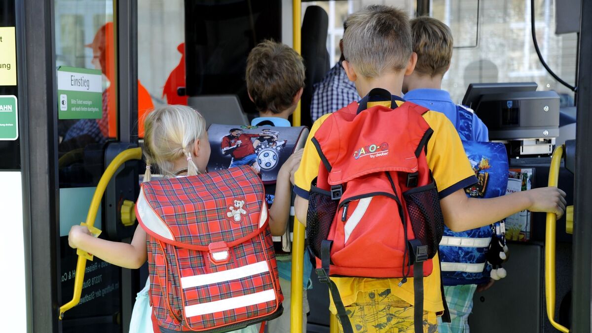 Im Linienbus, der für den Schulweg eingesetzt wird, werden die Kinder verletzt. Symbolfoto: picture alliance/dpa