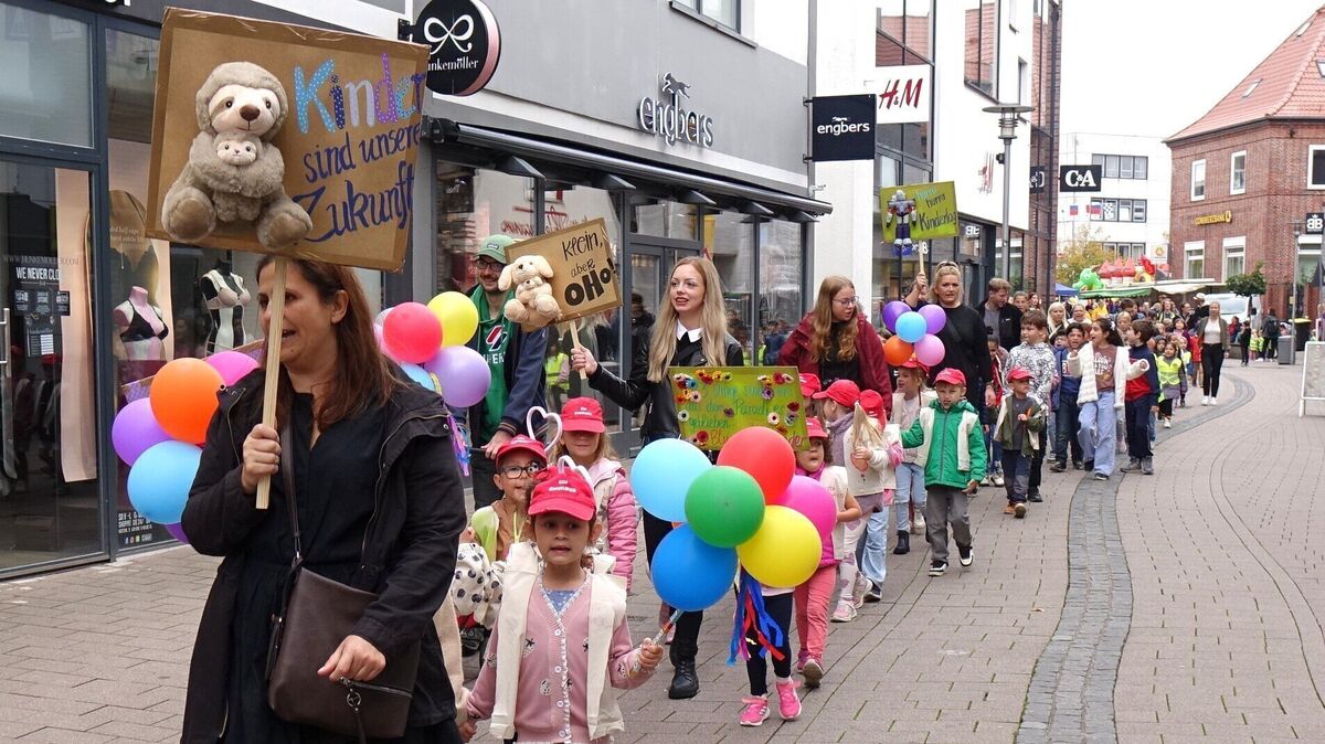 Was sich die Kinder für sich selbst, aber auch für alle Kinder der Welt wünschen, brachten sie in den vergangenen Tagen zu Papier und zeigen ihre Schilder zum Weltkindertag in der Nordersteinstraße. Foto: Larschow