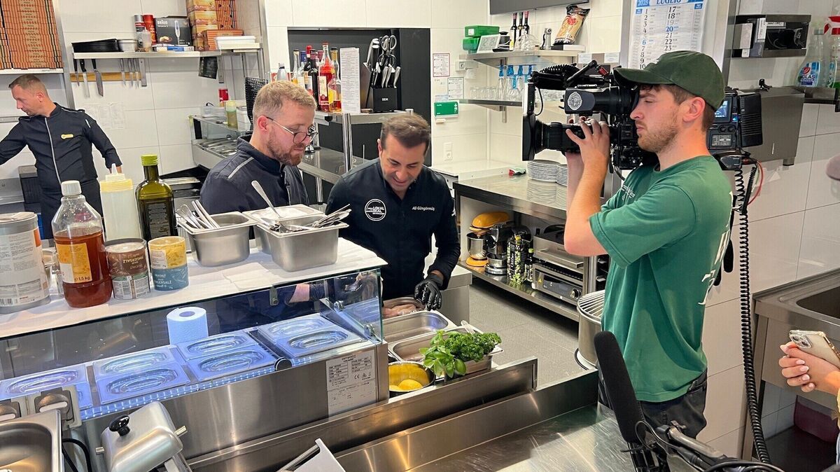 Und Action: Während der Wettbewerbswoche mussten die Teilnehmer – wie hier im „D’ORO Ristorante“ in Wremen – in ihren Profiküchen nicht
nur Menüs, sondern auch noch ein Fernsehteam koordinieren. Foto: Just Friends Productions