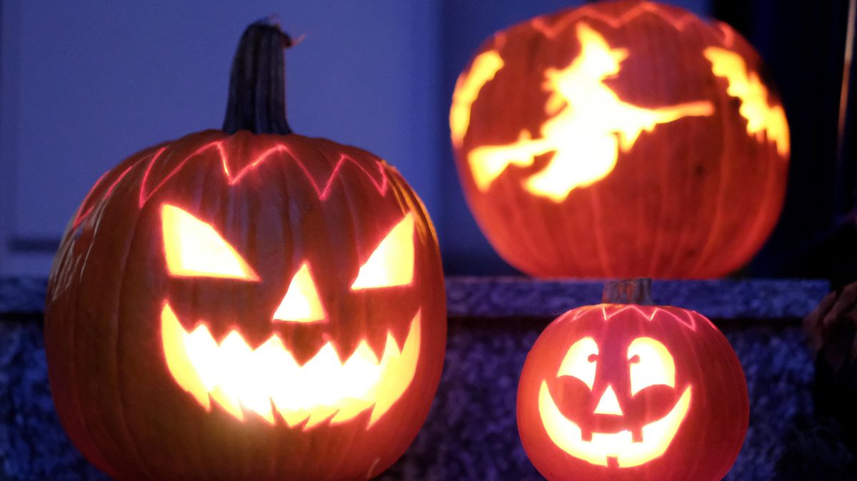 Die Polizei Cuxhaven will auch an Halloween die Einhaltung der geltenden Corona-Regeln, insbesondere die Kontaktbeschränkungen, kontrollieren.Symbolfoto: Weissbrod/dpa