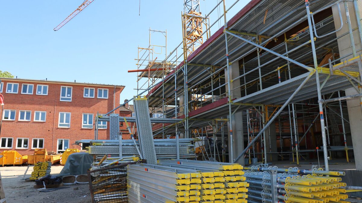 Der Mensa-Neubau wird voraussichtlich zum Jahreswechsel bezugsfertig sein. Dann geht es mit der Sanierung des denkmalgeschützten Teils der Otterndorfer Grundschule weiter. Foto: Mangels