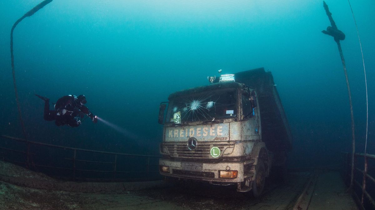 Eine der vielen Attraktionen im Kreidesee in Hemmoor im Landkreis Cuxhaven: ein Lastwagen, der auf einer Straße zu stehen scheint. Foto: Mühlenhaus/dpa