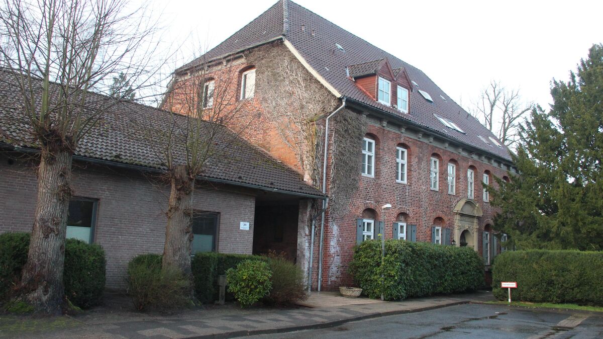 Diesen der AWO gehörenden Komplex in Neuhaus hat der Landkreis Cuxhaven seit dem Frühjahr vorsorglich angemietet. Jetzt wird die Reserve im Amtshof benötigt und als Sammelunterkunft für Kriegsvertriebene hergerichtet. Archivfoto: Kramp