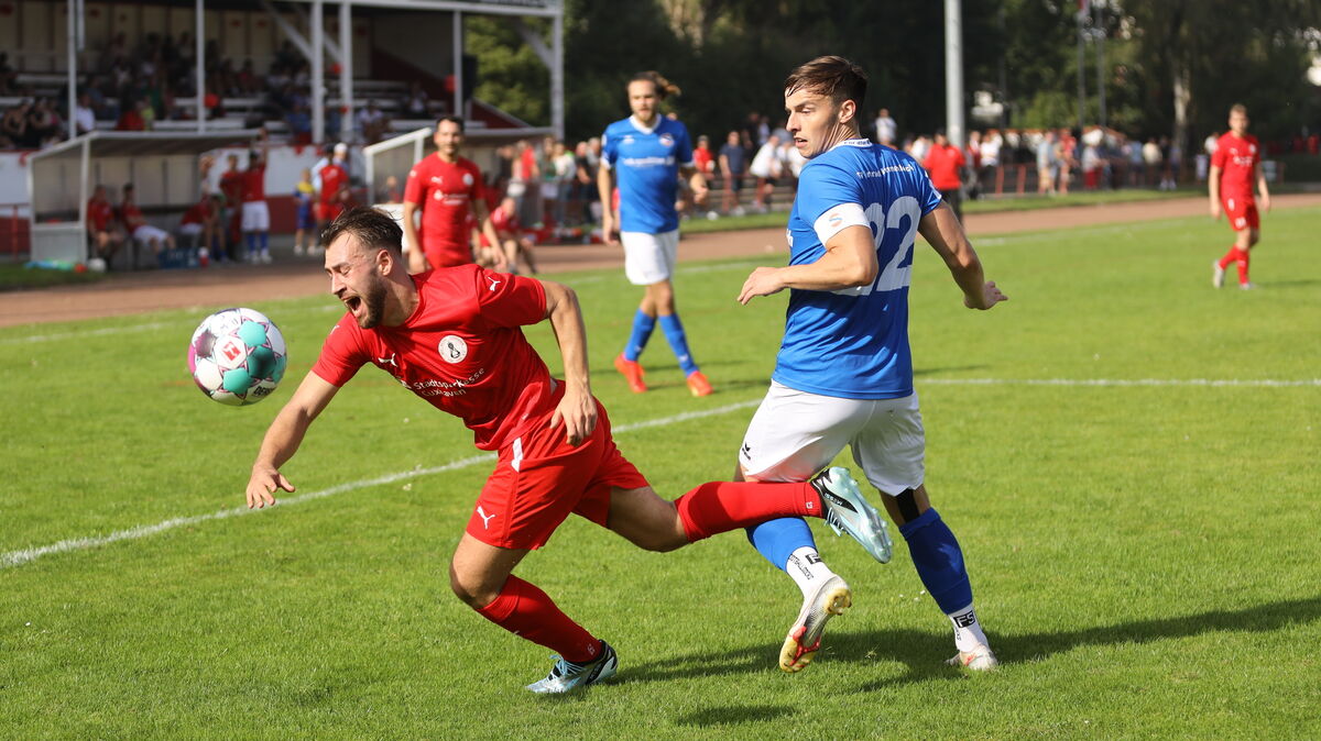 Gabriel Costa will in dieser Szene einen Elfmeter haben, der Pfiff blieb aber aus. In der 46. Minute erzielte der Angreifer das so wichtige 1:0 für Rot-Weiss Cuxhaven. Foto: Unruh