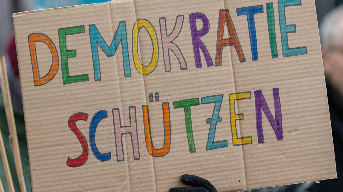 Am Sonnabend, 27. Januar, soll in Cuxhaven ein deutliches Zeichen für den Erhalt der Demokratie gesetzt werden. Tausende Besucher werden erwartet. Foto: Stefan Sauer/dpa