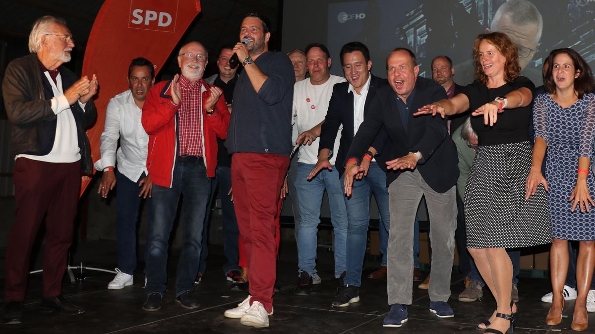 Daniel Schneider (rote Hose, mit Mikro in der Hand) zieht in den Bundestag ein. Auf der Wahlparty der SPD ließ er sich von seinen Parteigenossen feiern. Foto: Mangels