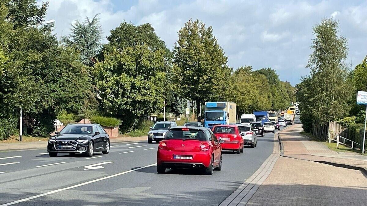 In den vergangenen Wochen kam es immer wieder zu starkem Verkehrsaufkommen auf der Umleitungsstrecke durch Altenwalde. Mit der Vollsperrung ab dem 5. Oktober wird sich die Situation voraussichtlich weiter verschärfen. Foto: Reese-Winne