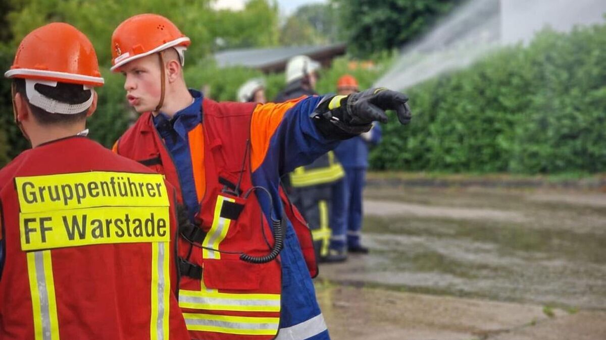 Jugendfeuerwehrleute im Wettbewerb: Hier die Jugendwehr aus Hemmoor-Warstade. 28 Nachwuchswehren aus Cuxhaven und Hadeln profitieren von den Spenden aus der Advents-Aktion „CN/NEZ-Leser helfen“. Foto: Jugendfeuerwehr Warstade