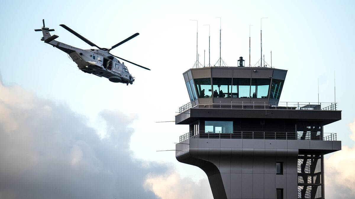 Ein Mehrzweckhubschrauber NH-90 NTH "Sea Lion" fliegt am Tower vom Marinefliegerstützpunkt Nordholz vorbei. Über dem Fliegerhorst soll mindestens eine Drohne gesichtet worden sein. Symbolfoto: Sina Schuldt/dpa