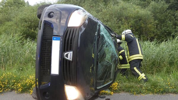Unfall bei Altenbruch: Fahrzeug kommt von der B73 ab und überschlägt sich