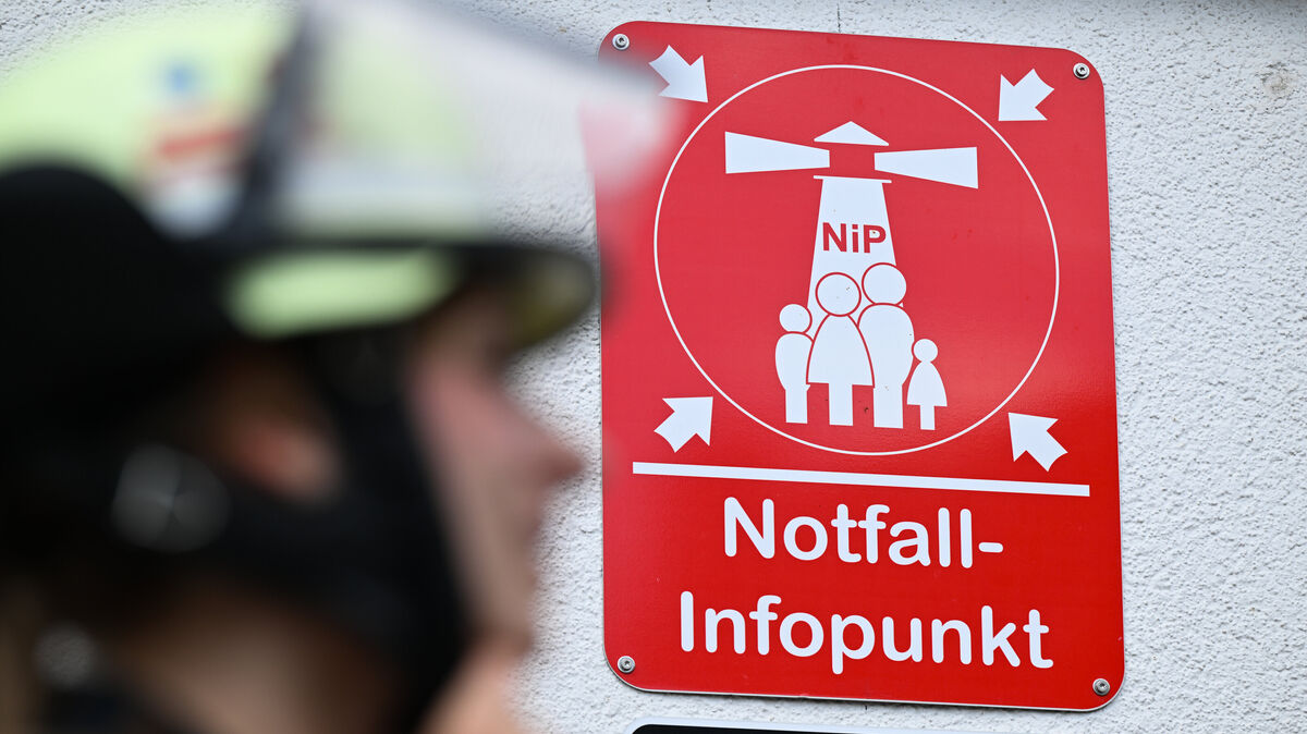 Ähnliche Hinweisschilder mit dem Symbol eines sogenannten Katastrophenschutz-Leuchtturms werden künftig auch in Cuxhaven zu finden sein. Foto: dpa/Arne Dedert