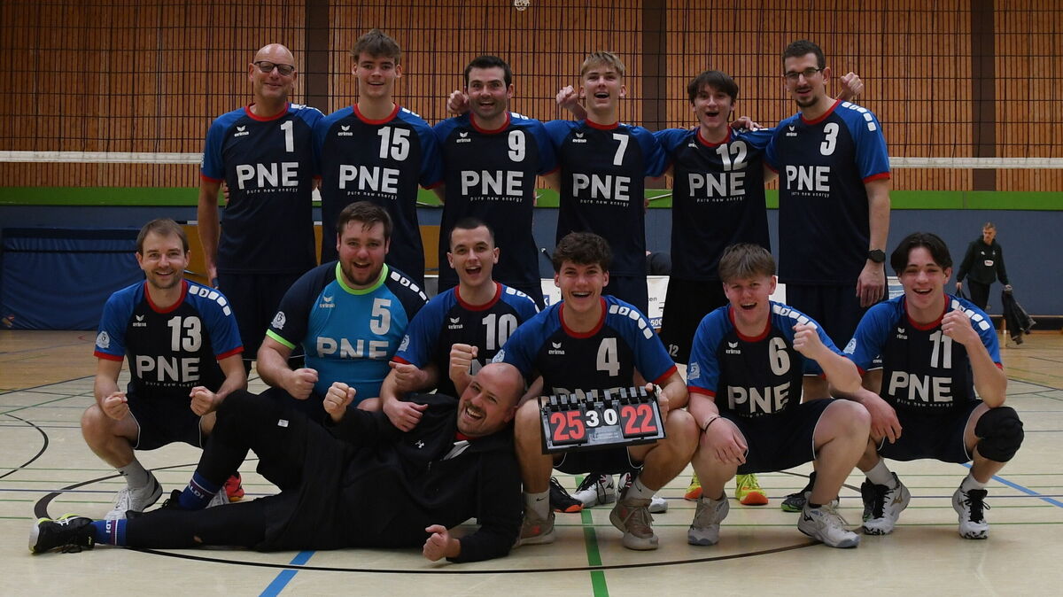 Gute Laune bei den Volleyballherren des BC Cuxhaven: Zum Heimspielauftakt feierten sie zwei glatte 3:0-Siege. Foto: Richert