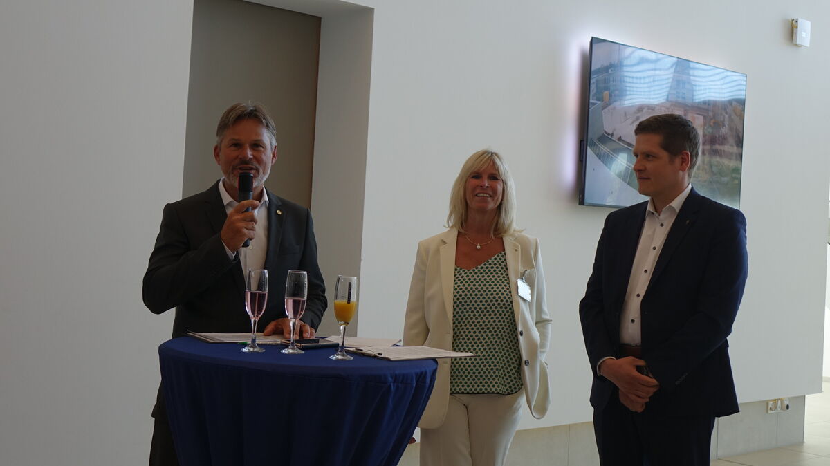 Die Geschäftsführer Olaf Sauerbier, Ines Plaumann-Sauerbier und René Plaumann bei der offiziellen Einweihung der neuen Gebäude. Foto: Werder