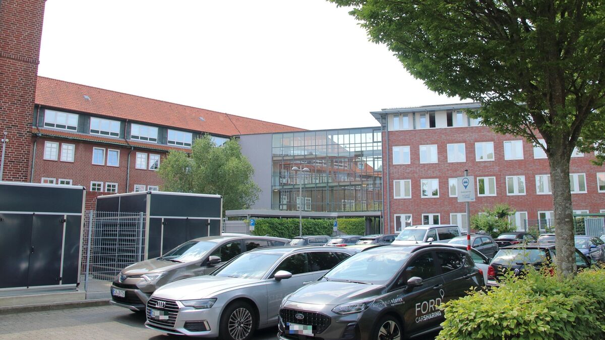 Die Kämmerei im Cuxhavener Rathaus (Bild) muss mehr Mittel in die Kreisumlage stecken als ursprünglich geplant. Foto: Koppe