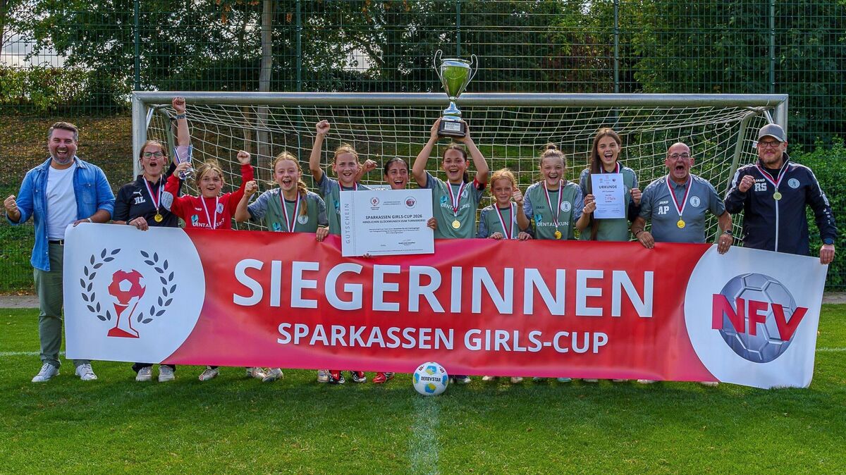 Die Mädchen des JFV Cuxhaven feierten erstmals den Sieg beim Sparakssen-Girls-Cup. Foto: André Groß
