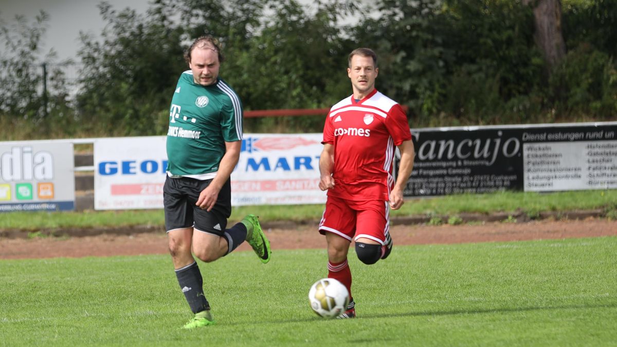 Sowohl der TSV Altenwalde IV (rotes Trikot, Philipp Dodßuweit) als auch der FC Basbeck-Osten II (Nick Tamm) wollen um den Aufstieg mitspielen.