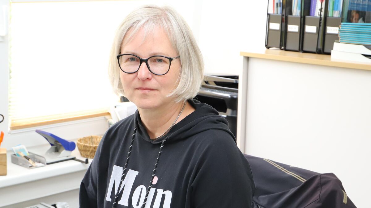 Die Leiterin der Kindertagesstätte St. Abundus in Groden, Regina Sylvester, in ihrem Büro. Sie ist seit rund 40 Jahren in dem Cuxhavener Stadtteil beruflich tätig. Foto: Witthohn