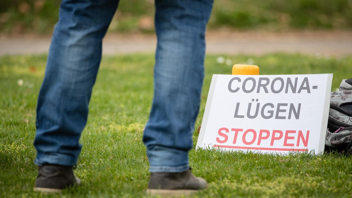 Aufklären über die "Corona-Lügen", das wollen zum Teil auch die Teilnehmer der "Sonntagsspaziergänge" in Cuxhaven. Doch gibt es die "Corona-Lügen"? Ein Faktencheck. Foto: Christoph Schmidt/dpa