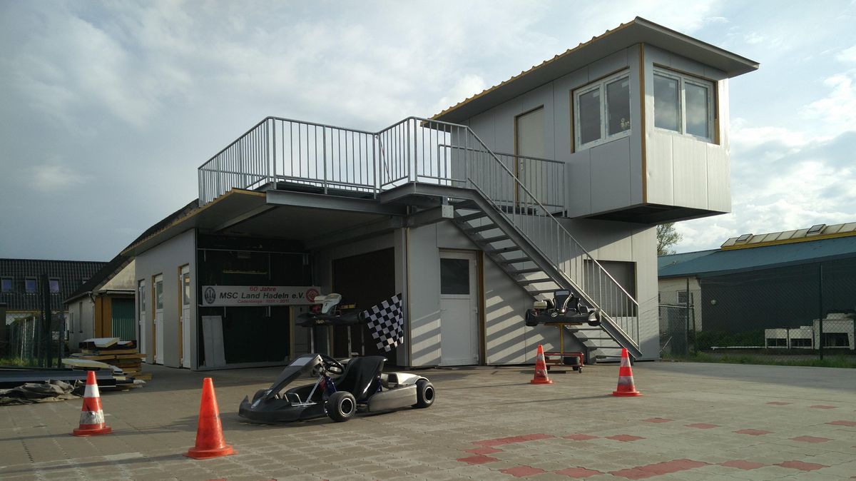 Aus drei Bürocontainern besteht das Gebäude auf dem Gelände im Cadenberger Gewerbegebiet. Oben befindet sich ein Schulungsraum. Unten sind die Toiletten und der Lagerraum untergebracht. Zu den Arbeiten gehörten auch die umfangreichen Elektroarbeiten. Foto: Schlüer