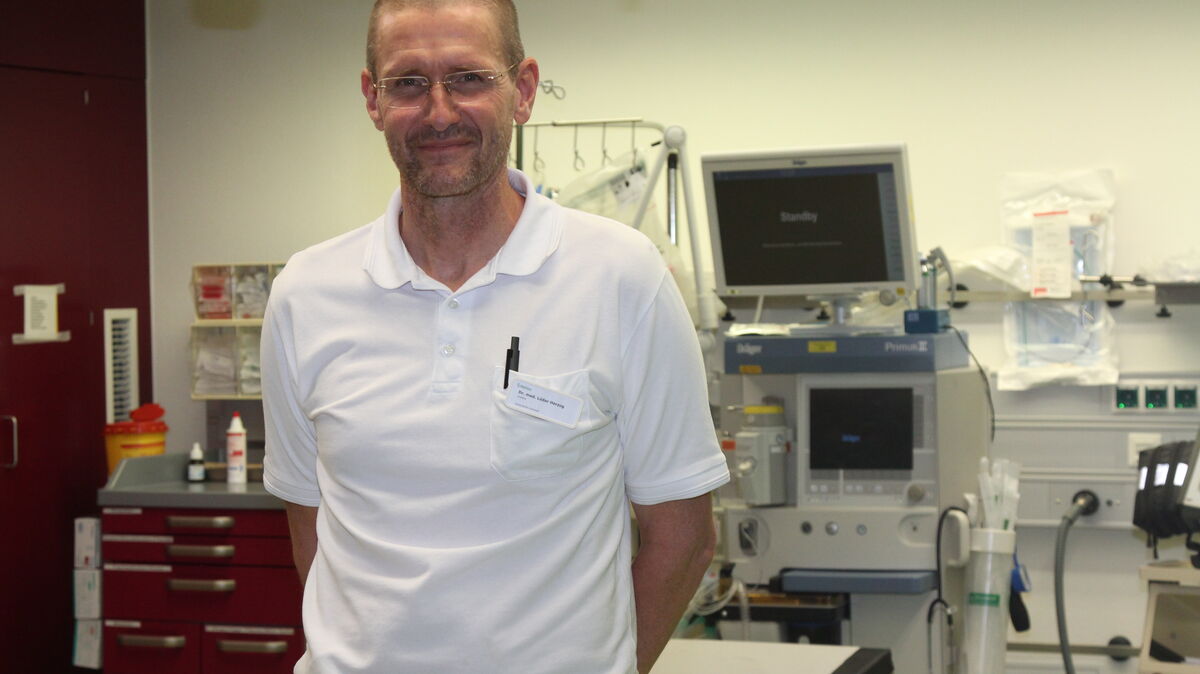 Dr. Lüder Herzog, Chefarzt in der Notaufnahme der Helios-Klinik Cuxhaven, im Schockraum, in dem schwer verletzte und Erkrankte Patientinnen und Patenten erstversorgt werden. Aber auch bei geringeren Beschwerden will der Chefarzt helfen uns wünscht sich dafür möglichst kurze Wartezeiten. Fotos: Reese-Winne