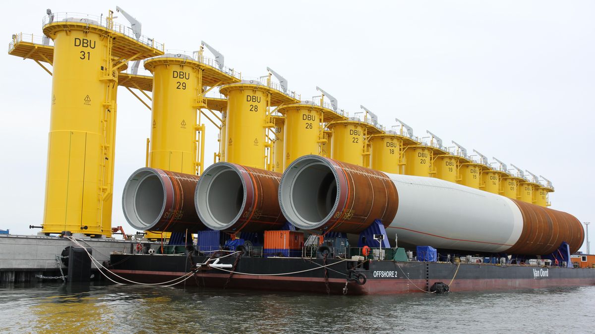 Türme und die gelben Transition Pieces hat die Firma Ambau in den vergangenen Jahren hergestellt, dazu auch vereinzelt Monopiles für die Gründung von Offshore-Windkraftanlagen (im Vordergrund). In diesem Segment will sich auch der neue Investor Titan Wind Energy engagieren. Foto: Sassen