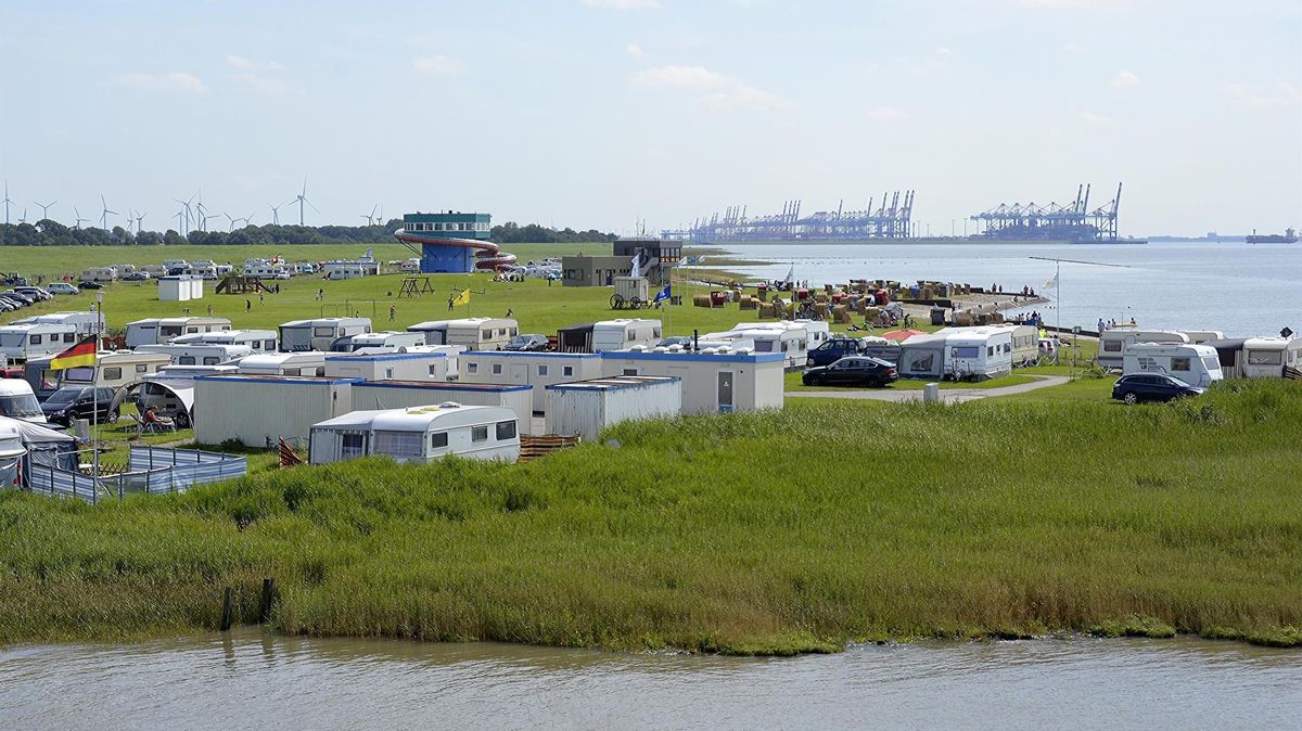 Bilder aus alten Zeiten: Der Nordteil des Campingplatzes am Wremer Tief konnte vor allem mit seiner Lage punkten. Diese Aussicht soll bald die Allgemeinheit genießen können. Foto: Ulich