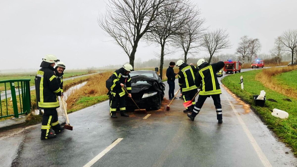 Die Feuerwehrleute kümmern sich um das Unfallauto. Foto: Feuerwehr