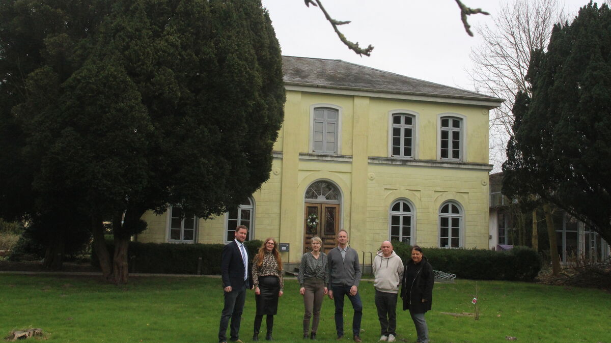 Die neuen Besitzer der stadtbekannten Lange-Villa in Otterndorf und ihre neuen Mieter. Foto: Kramp