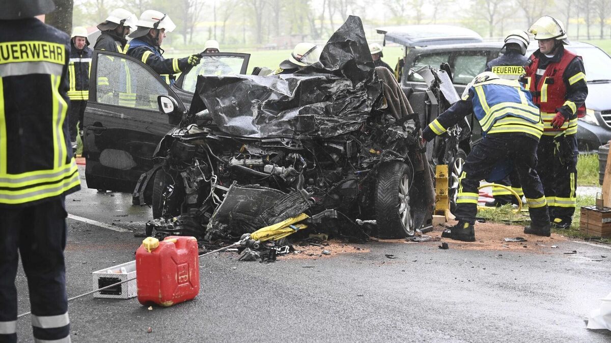 Die Autofahrerin stieß frontal mit einem Lkw zusammen. Für sie kam jede Hilfe zu spät. Foto: Brinkmann