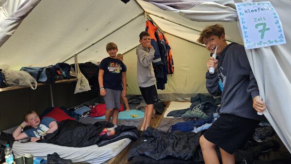 Jugendfeuerwehren trotzen Regen im Otterndorfer Camp: Spiele, Trocknen und gute Laune