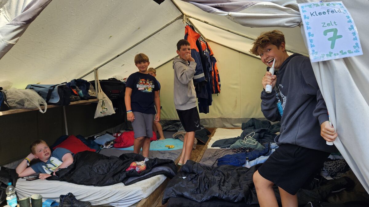 Morgenroutine im Camp "Kleefeld". In den mit acht Teilnehmern belegten Zelt ist die Stimmung ausgelassen. Das Zähneputzen darf auch im Zeltlager nicht fehlen. Obligatorische Äpfel stehen zur gesunden Ernährung ebenfalls zur Verfügung. Foto: Rahn
