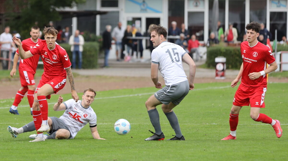 Cuxhavens Offensivspieler Joshua Flemming (l.) stand bei allen drei bisherigen Saisonspielen in der Startelf. Ob er am Sonnabend beim Spiel in Elmlohe gegen den FC Geestland mitspielen kann, ist unklar. Flemming hat sich im Training am Knie verletzt. Foto: Unruh