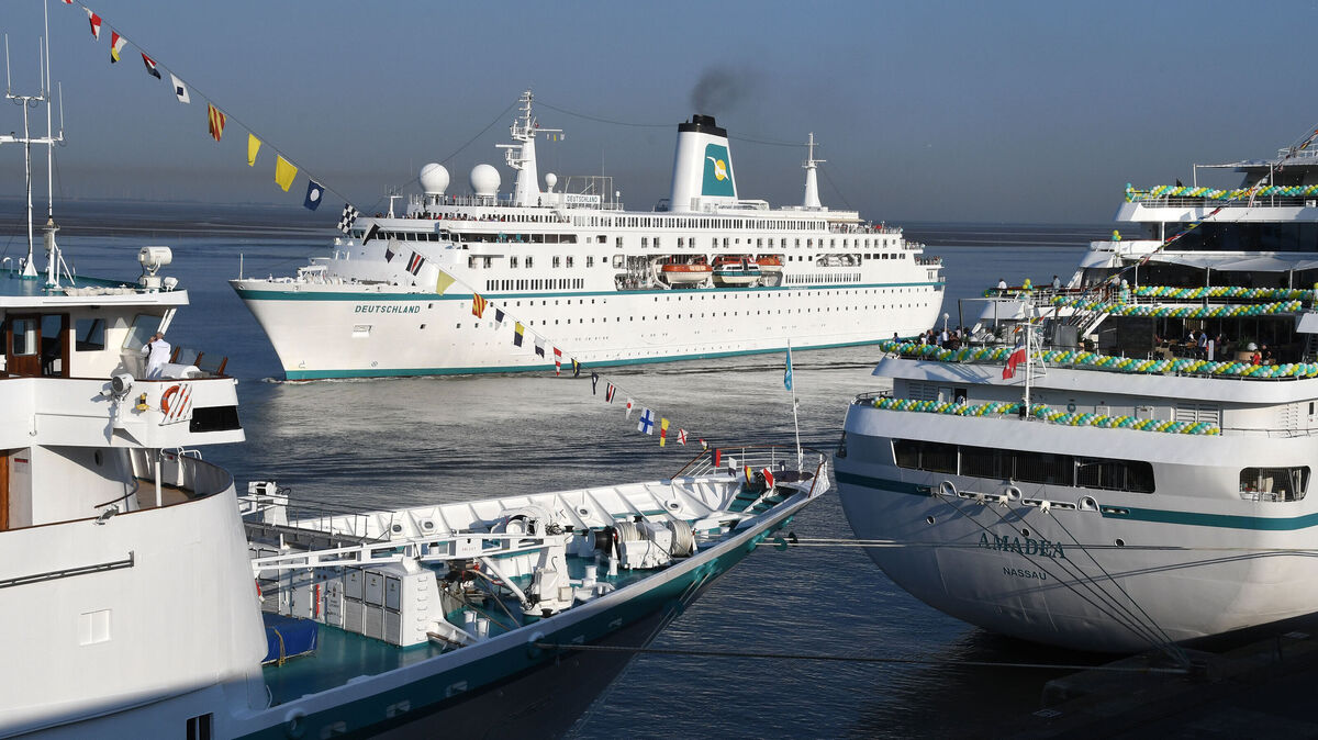 Das Kreuzfahrtschiff „Deutschland“ vor einigen Jahren in Bremerhaven: Es wird im kommenden Jahr viermal in Cuxhaven für den Gästewechsel anlegen und damit möglicherweise den Neustart für die Kreuzfahrttouristik in der Stadt markieren. Foto: Carmen Jaspersen / dpa