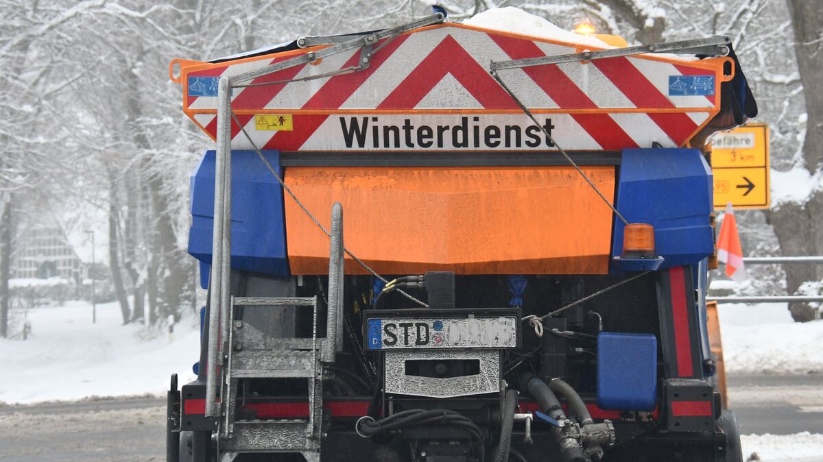 Die Räumdienste – so wie hier in Hemmoor-Heeßel – haben in diesen Tagen reichlich zu tun, doch nicht jede Nebenstraße wird angesichts der Schneemengen kurzfristig auch geräumt werden können. Foto: Schröder