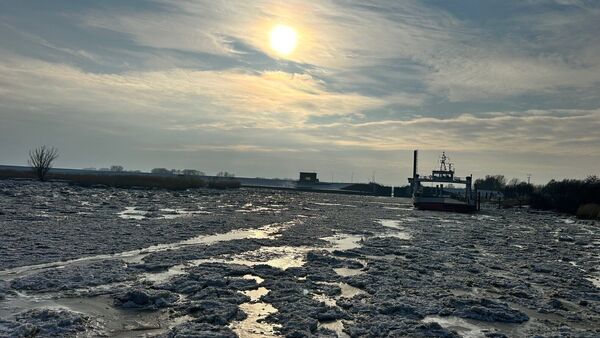 Eine eisige Blockade: Elbfähre Wischhafen-Glückstadt gestoppt - die Lage vor Ort
