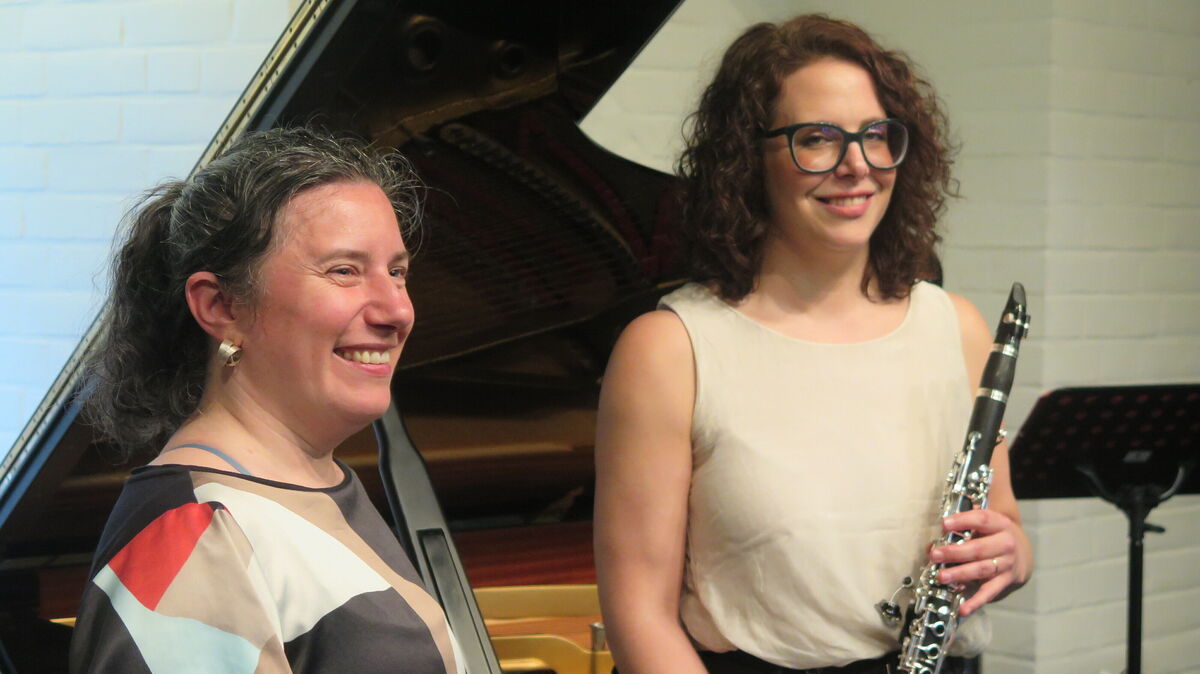Die Pianistin Alba Gentili-Tedeschi (links) und die Klarinettistin Kymia Kermani nach ihrem Stadtklang-Konzert im Schloss Ritzebüttel. Foto: Cordes