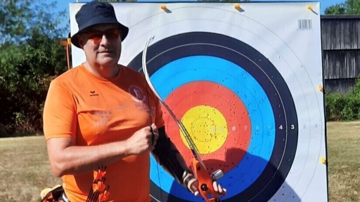 Günther Conrad strahlt vor seiner Zielscheibe: Mit 1272 Ringen beim Rudi-Köhler-Turnier in Karlsruhe schreibt er Bogensport-Geschichte und bricht den Deutschen Rekord. Foto: Bogen- und Sportverein Land Hadeln