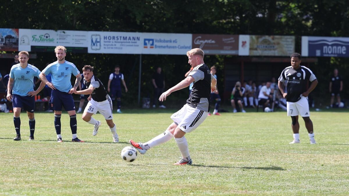 Niklas Menke vom FC Cuxhaven hatte per Foulelfmeter die Chance zum 1:0 – traf aber nur den Pfosten. Foto: May