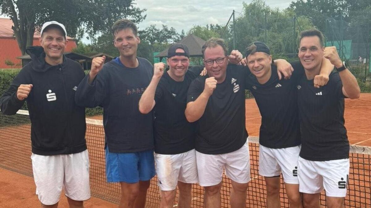 Jubel beim SC Schwarz-Weiß Cuxhaven: Die Tennis-Herren feierten den erneuten Klassenerhalt in der Oberliga. Ein Ziel haben Dennis Haack, Hannes Vanini, Christian Winter, Kai Mangels, Felix Palmen und Matthias Reichert (v.l.) aber noch vor Augen. Foto: SC Schwarz-Weiß Cuxhaven
