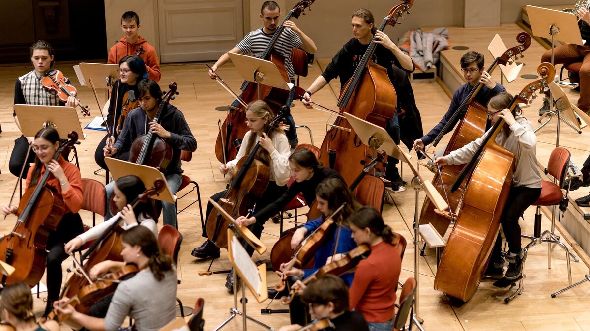 Im Zusammenspiel ganz bei der Sache: ein Streichquartett aus den Reihen des Jugendsinfonieorchesters der Ukraine. Am 18. Oktober musizieren acht Solisten des Ensembles in der Kulturkirche Süderwisch. Foto: Stadtklang/Kosel
