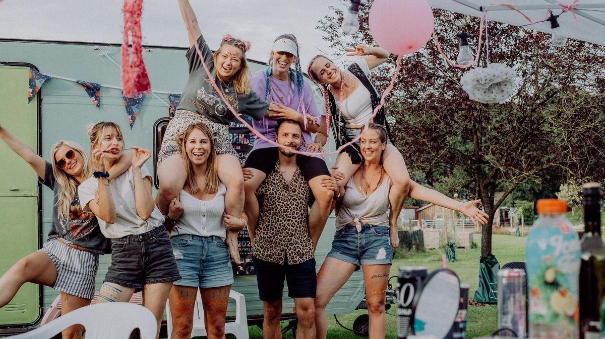 Um sich das Deichbrand-Feeling nach Haus zu holen, verwandelten viele ihren Garten ins "Deichbrand at Home". Foto: Tobias Lühning