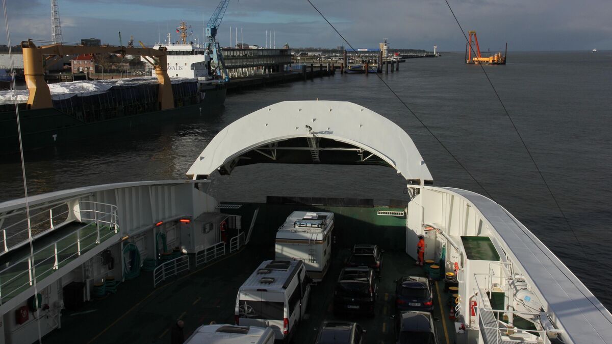 Noch fährt sie: Die Elbfähre "Greenferry I" vor dem Anlegen in Cuxhaven. Foto: Sassen