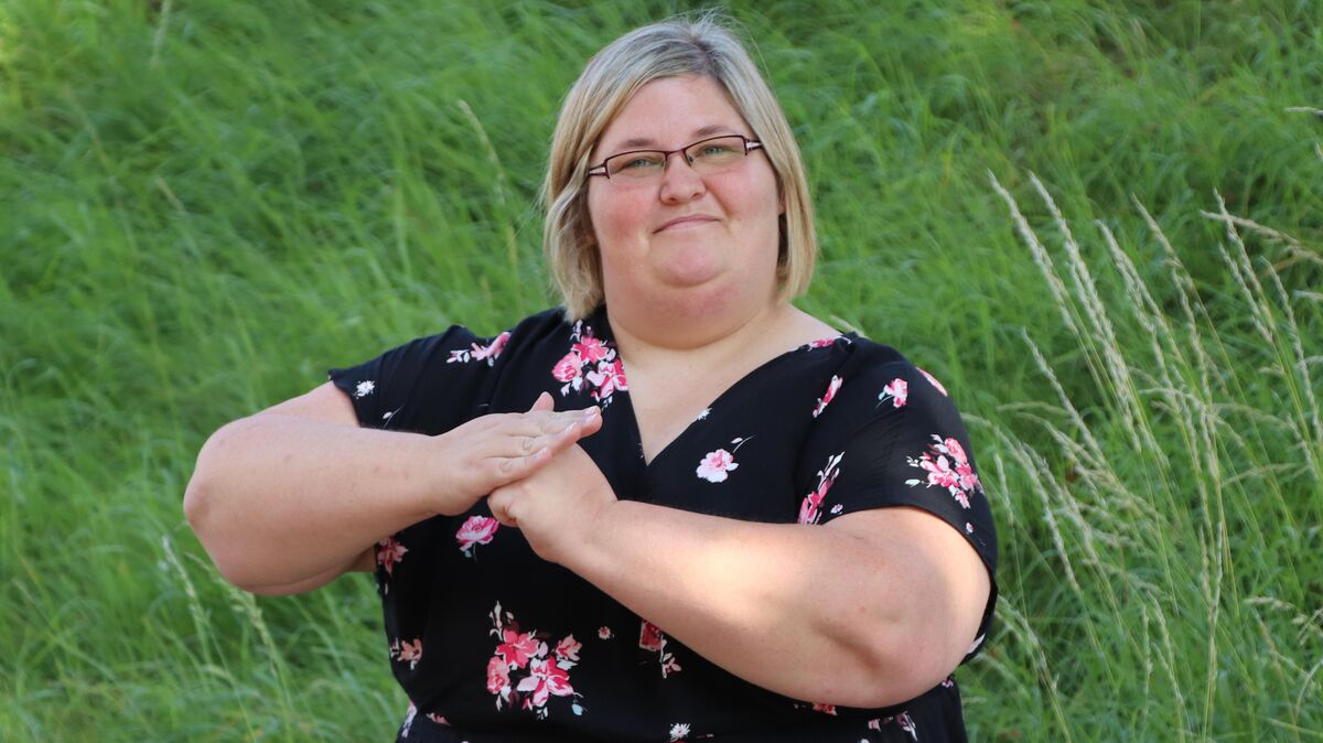 Kirsty Altendorf lernt die Gebärdensprache, um gehörlose und schwerhörige Menschen zu unterstützen - wie sie hier in Gebärdensprache zeigt. Foto: May