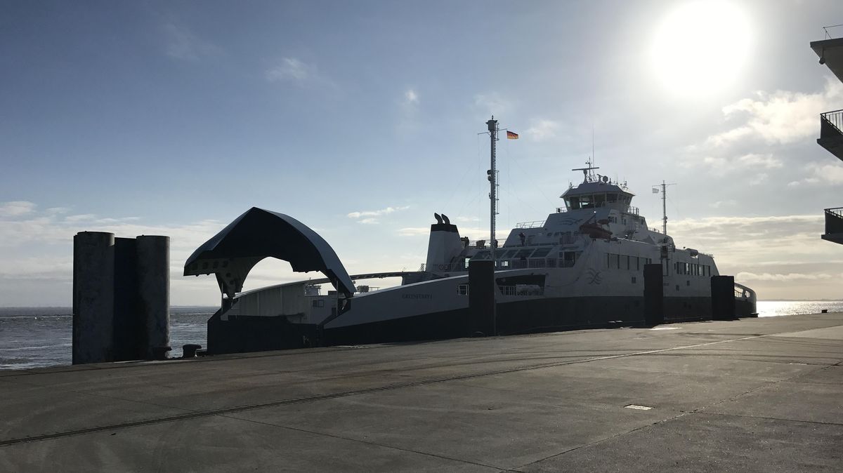 Häufig ist das die Elbefähre Cuxhaven-Brunsbüttel, wie das Fährschiff "Greenferry I", vor allem in den Morgen- und Abendstunden bisher nur sehr schwach gebucht. Foto: Sassen