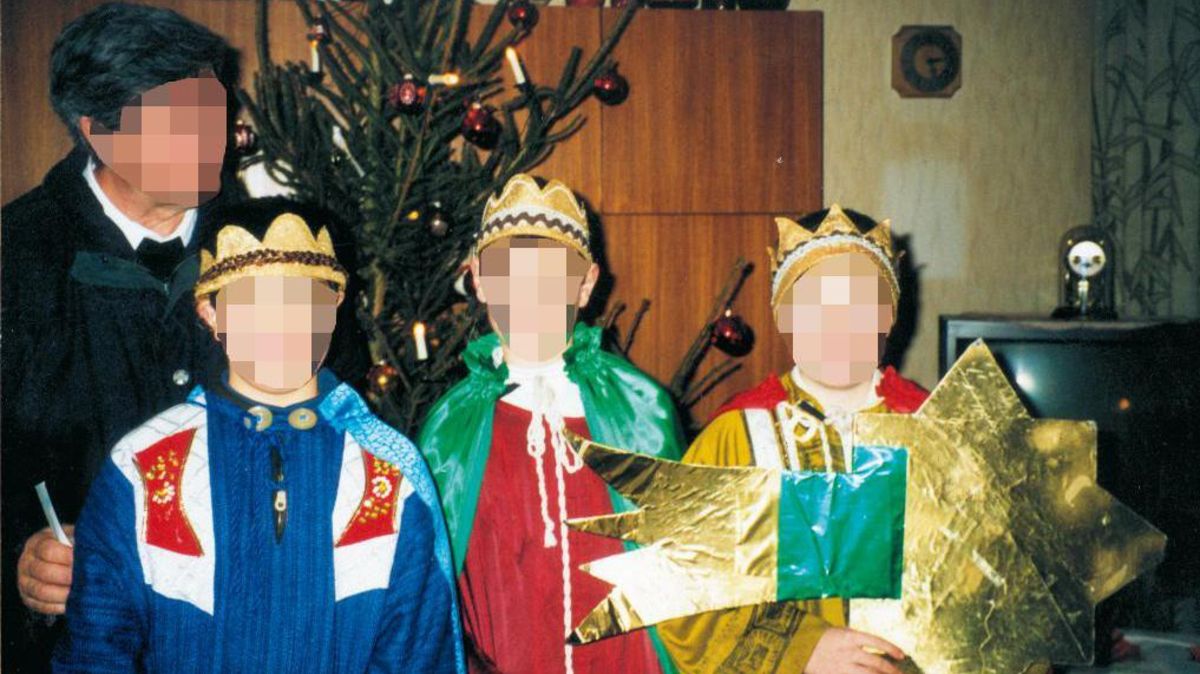 Pfarrer Georg M. (l.), hier mit Sternsingern der St.-Marien-Gemeinde in Cuxhaven, ist zwar 2019 gestorben, dennoch laufen von der katholischen Kirche Ermittlungen wegen des Vorwurfs der sexualisierten Gewalt an einem Jungen. Foto: Archiv