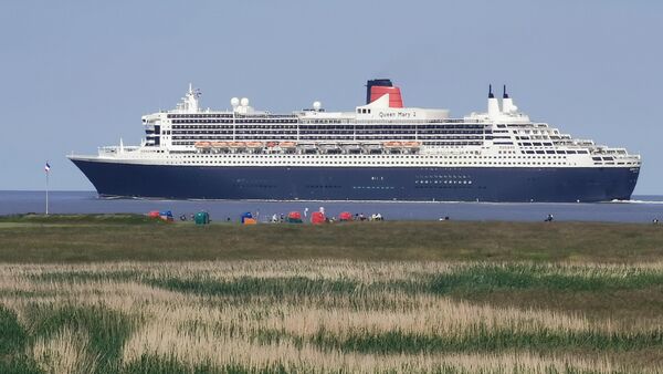 "Queen Mary 2" zieht lautlos an Cuxhaven vorbei