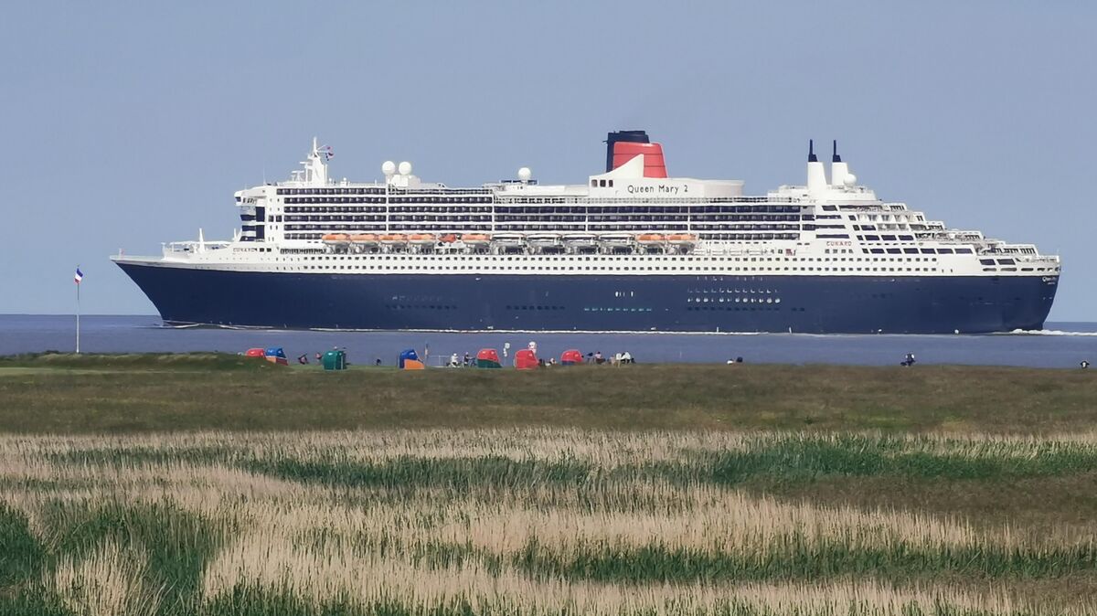 Queen Mary 2 zieht lautlos an Cuxhaven vorbei | CNV Medien