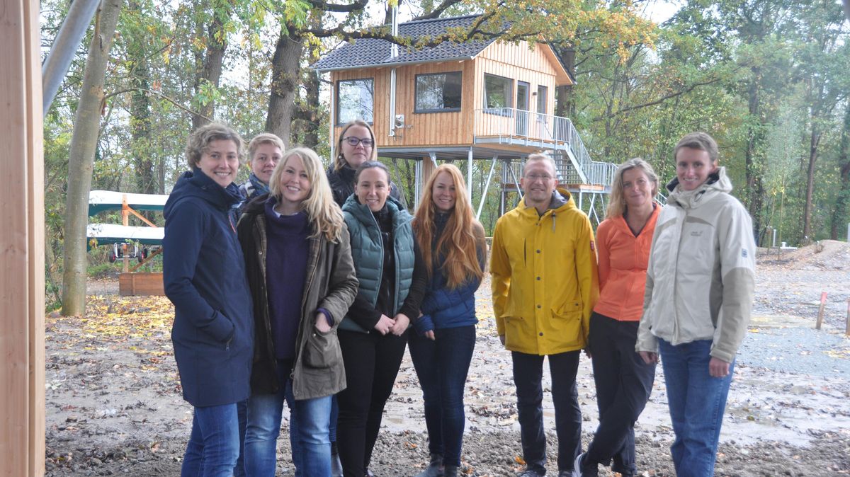 Elke Freimuth und Katrin Buck (vorn links) freuen sich über die Begeisterung ihrer Gäste. Foto: Kramp