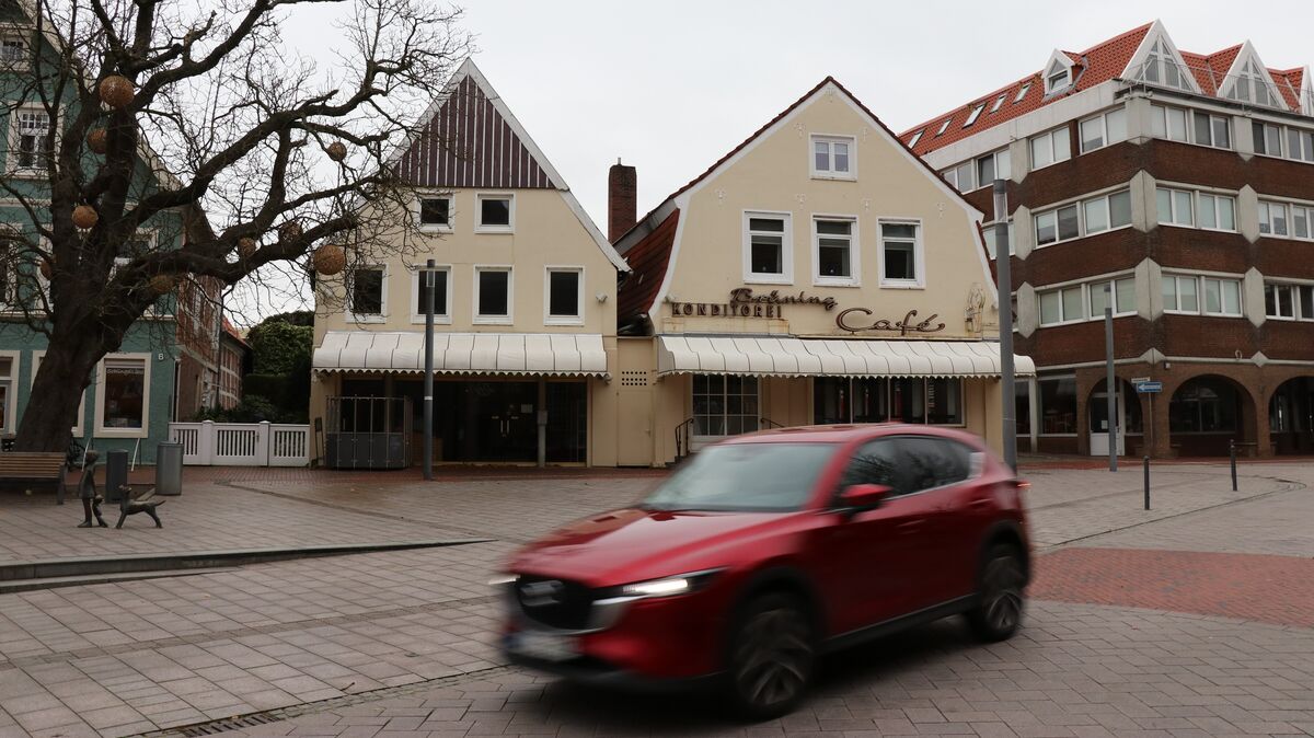 Für das Café Brüning in Otterndorf wird für 2023 ein neuer Pächter gesucht. Die Gespräche zum Weiterbetrieb des Traditionshauses am Kirchplatz laufen, noch steigt aber kein weißer Rauch auf. Foto: Mangels